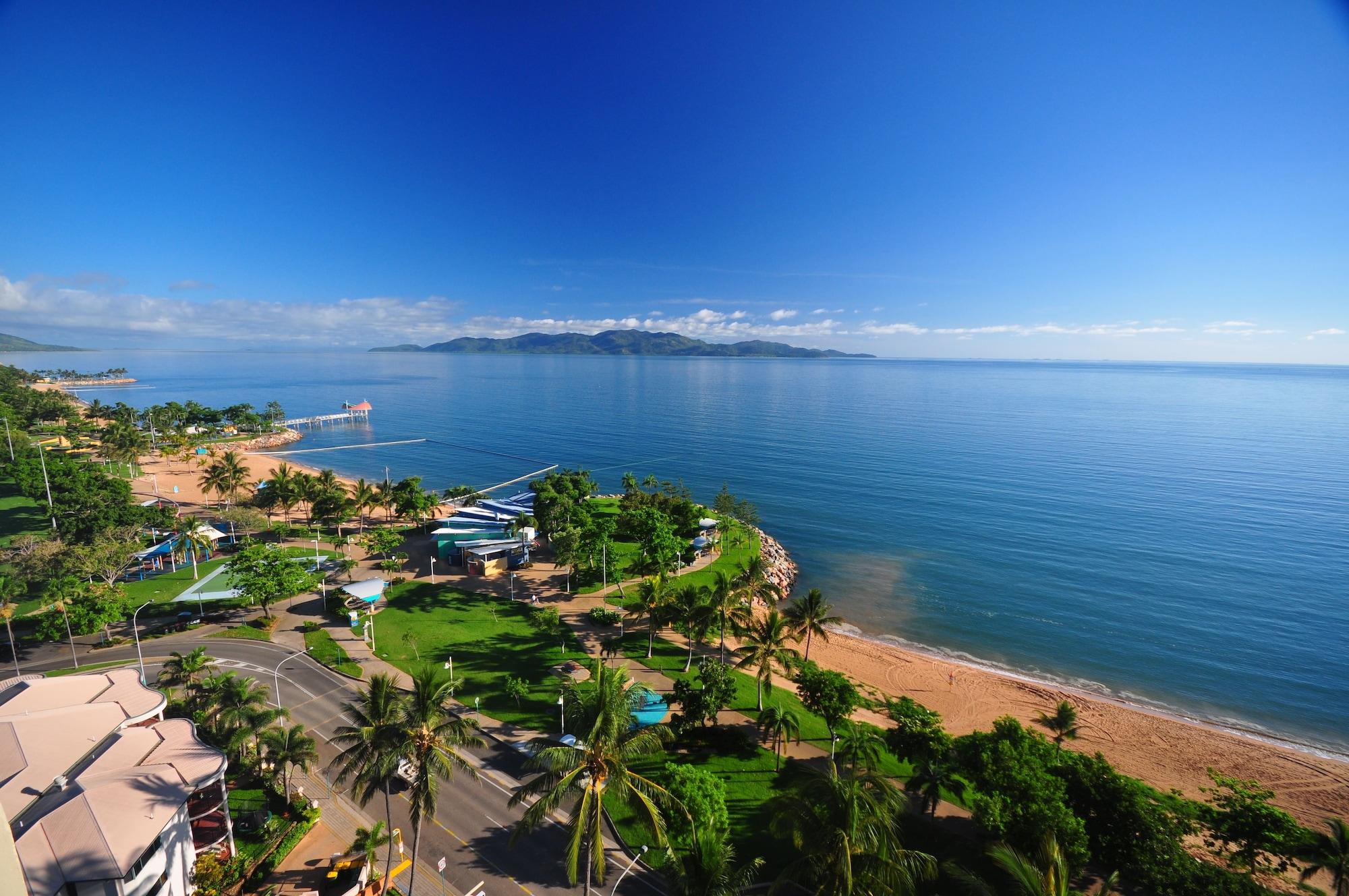 Aquarius On The Beach Aparthotel Таунсвил Екстериор снимка