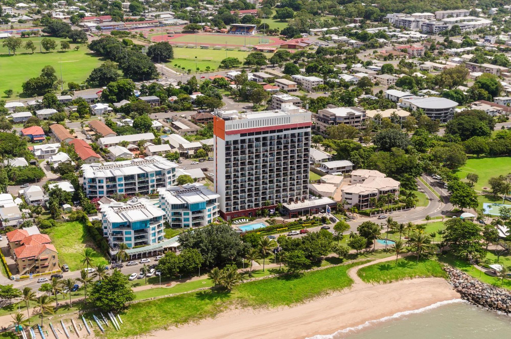 Aquarius On The Beach Aparthotel Таунсвил Екстериор снимка